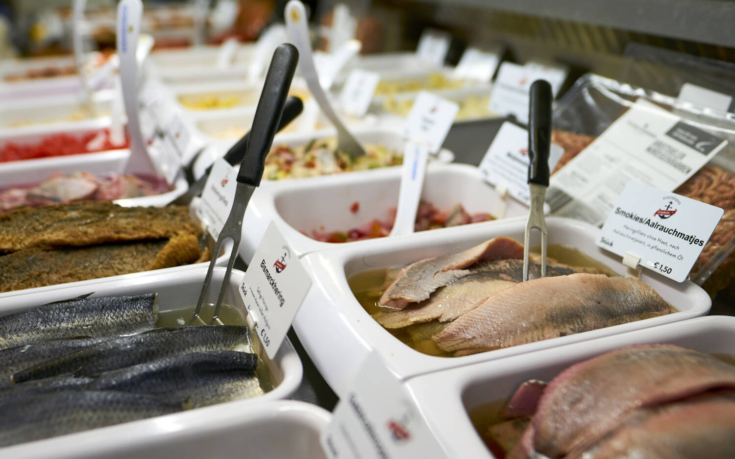 Leckere Fisch- und Salatauswahl bei Wilhelm Goedekens Feinkostmanufaktur in Altona / ©Marc Sill