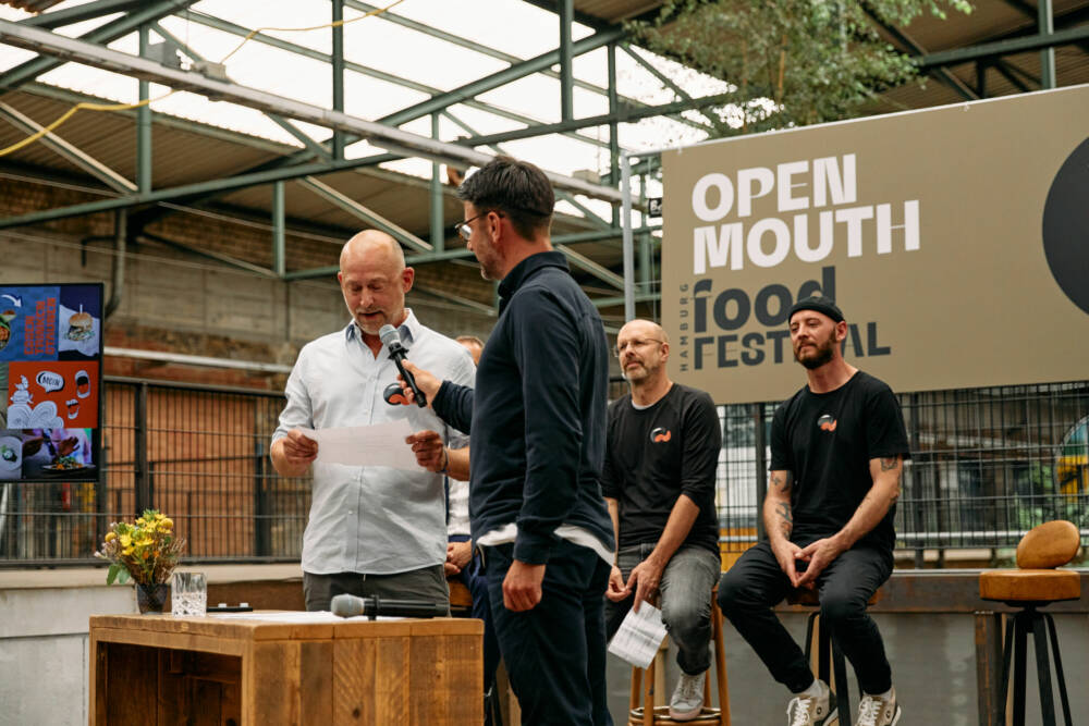 Norman Störl, Geschäftsführer Kreation bei blood actvertising, verliest das Manifest von Open Mouth / ©Nina Petrova