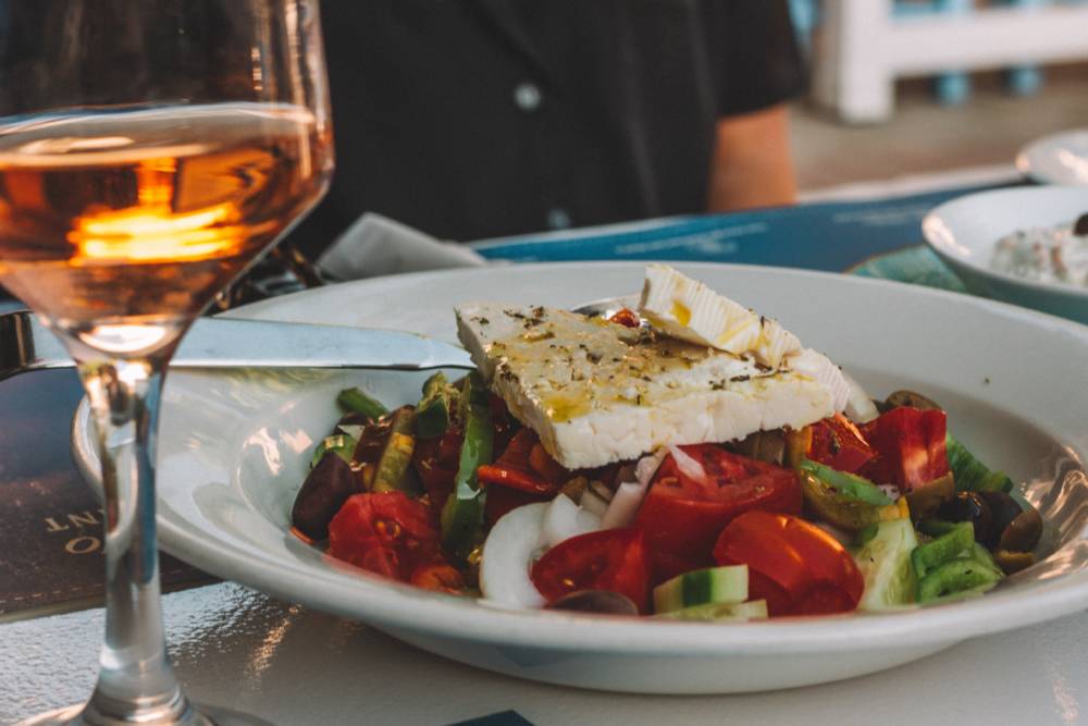 Salat und Feta gehen in der griechischen Küche gern Hand in Hand / ©unsplash Loes Klinker 
