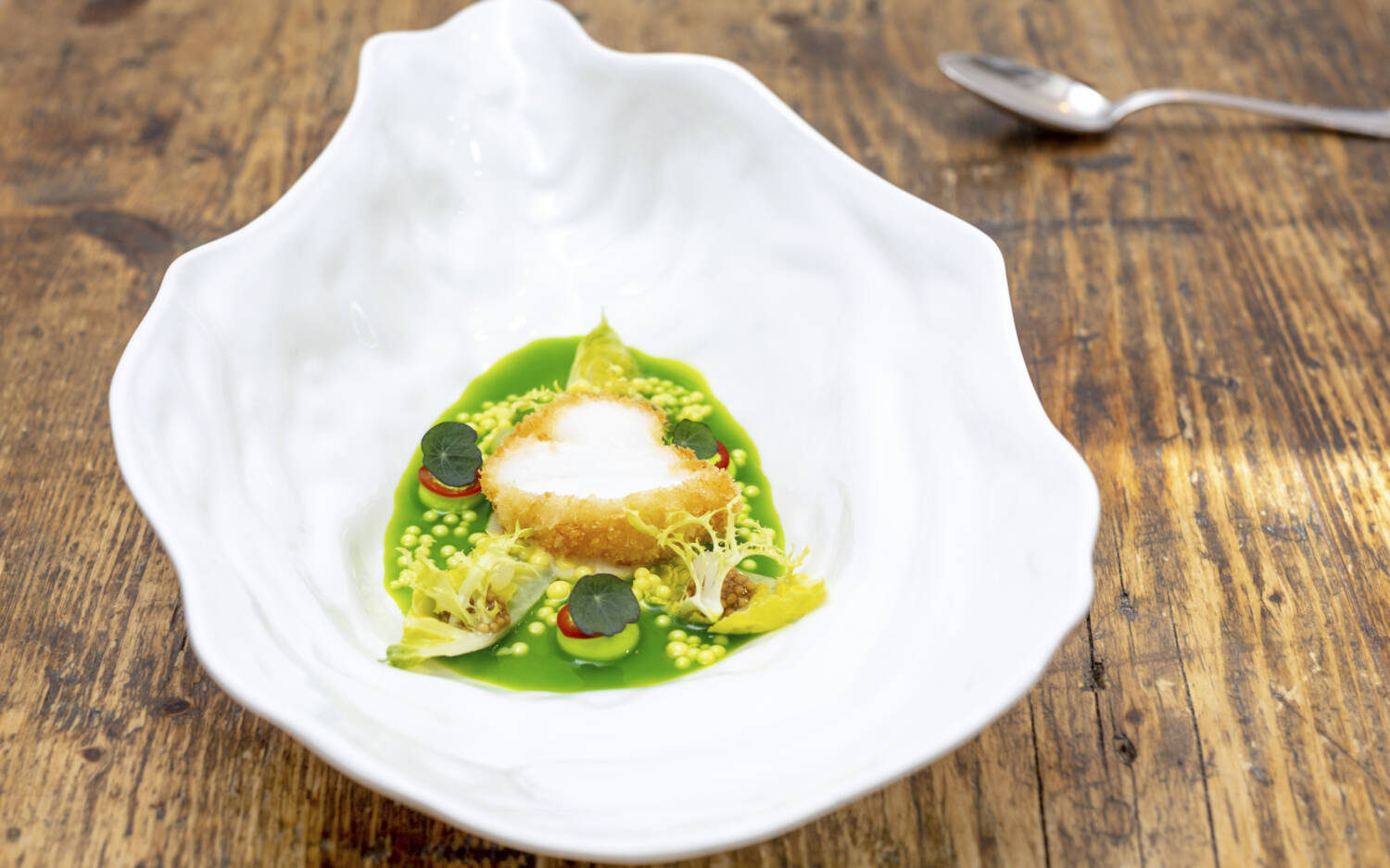 Schick drapiert: gebackener Seeteufel nebst Jalapeños / ©Julia Schumacher