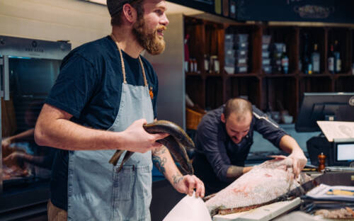 Sebastian Baier bei der Arbeit in seinem Fisch-Laden in Börnsen / ©Fischfeinkost Baier 