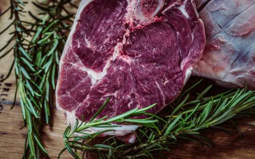 Das Erhorns ist für seine Wild- und Fleischgerichte bekannt, doch auch Vegetarier werden nicht vergessen / ©Unsplash/Jez Timms