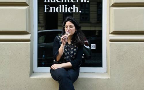 Die Inhaberhin macht’s vor: Ein Glas alkoholfreier Wein um in den Feierabend zu starten / ©nuechtern