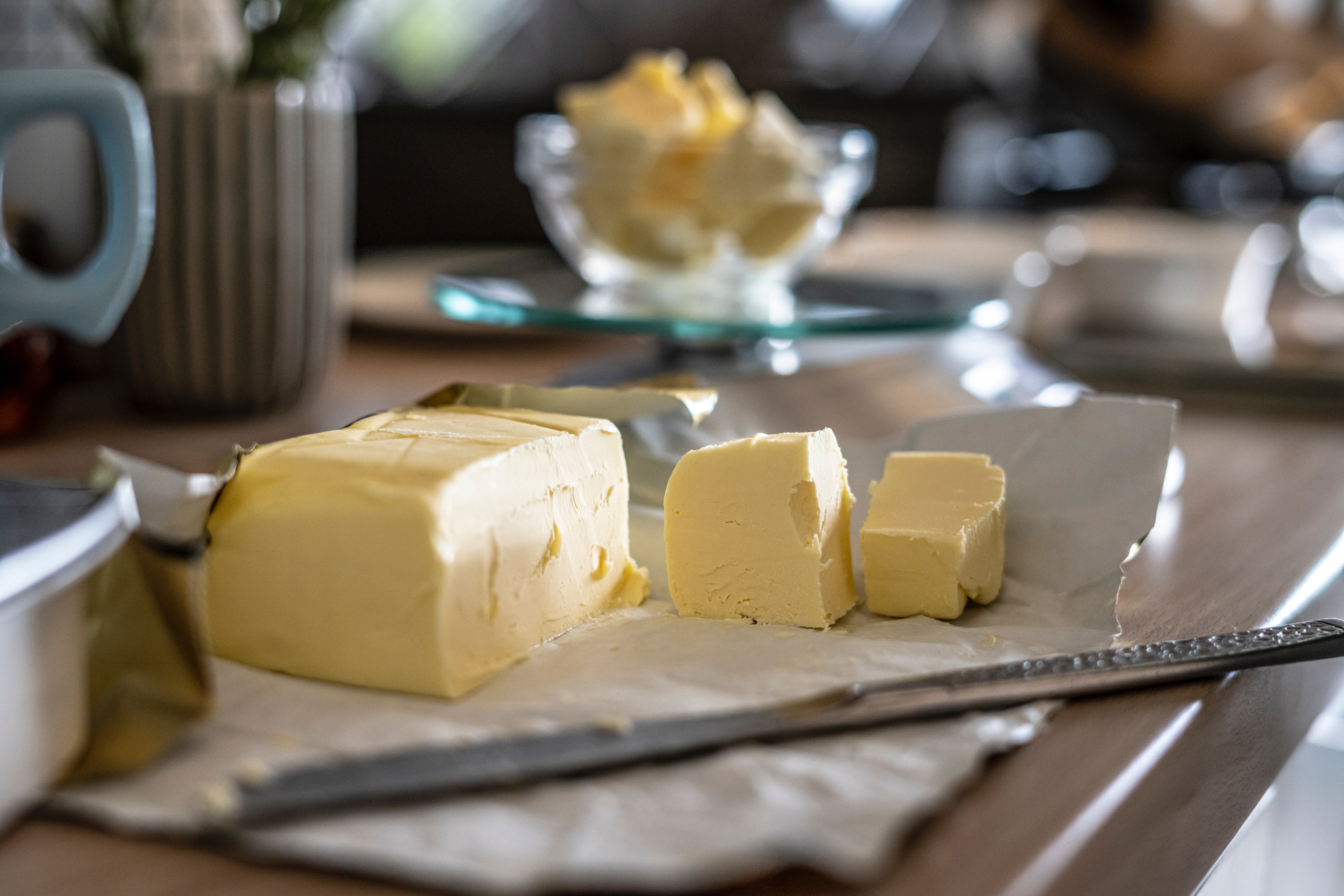 Ein Stück Butter verfeinert jede Sauce / ©Unsplash / Sorin Gheorghita