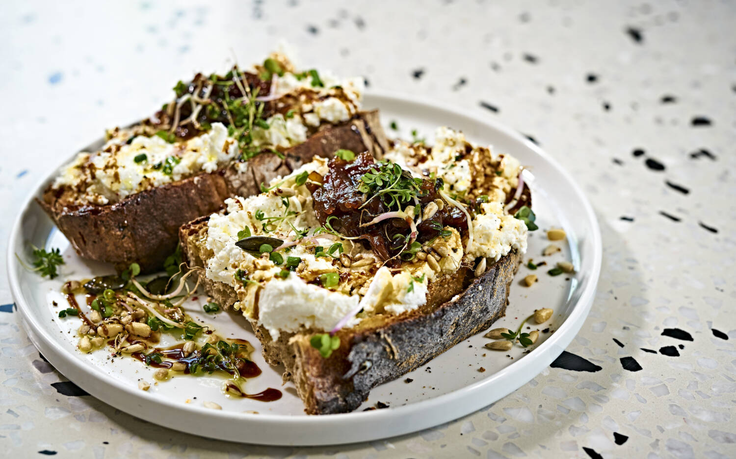 Eine rustikale Brotzeit zum Genießen im Café Mynt / ©Marc Sill