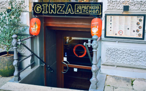 Etwas versteckt liegt das Ginza im Souterrain in der trubeligen Spitalerstraße / ©Marc Sill