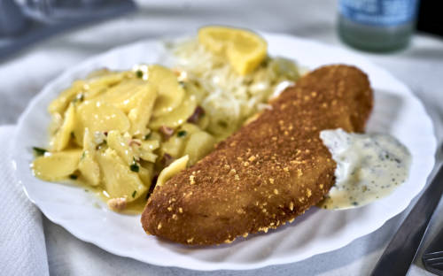Fisch mit knuspriger Panade und Kartoffelsalat / ©Marc Sill