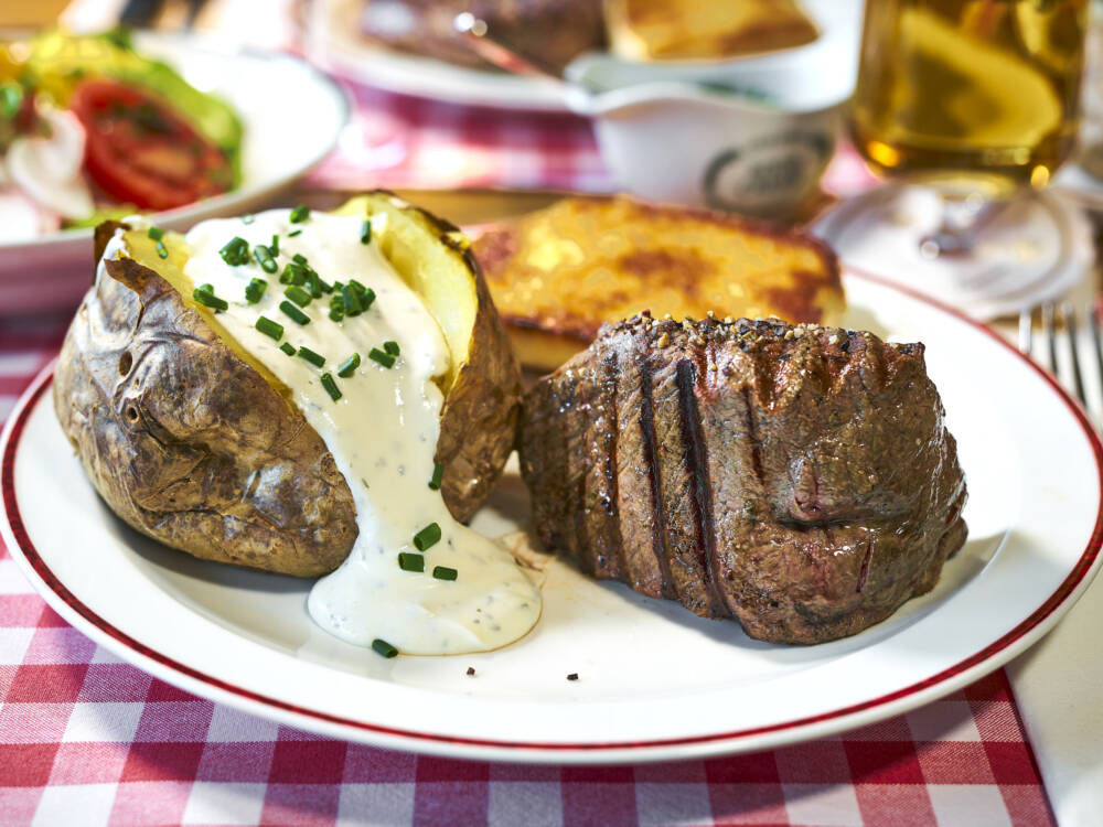Frische dampfende Ofenkartoffel mit einem saftigem Steak im Block House Wandsbek / ©Marc Sill
