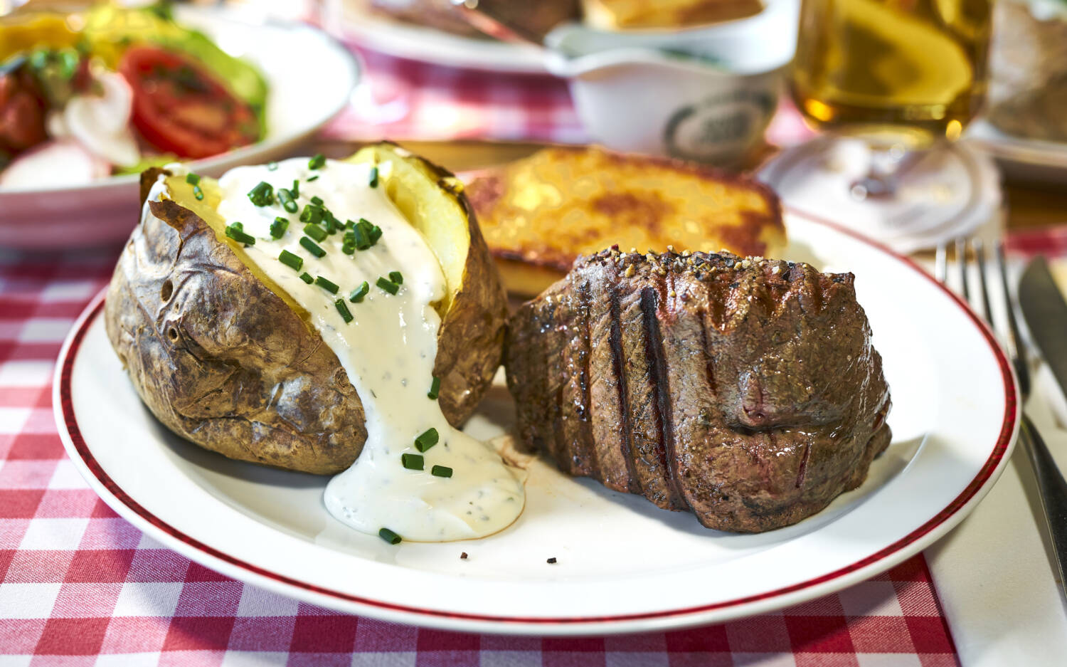 Frische dampfende Ofenkartoffel mit einem saftigem Steak im Block House Wandsbek / ©Marc Sill