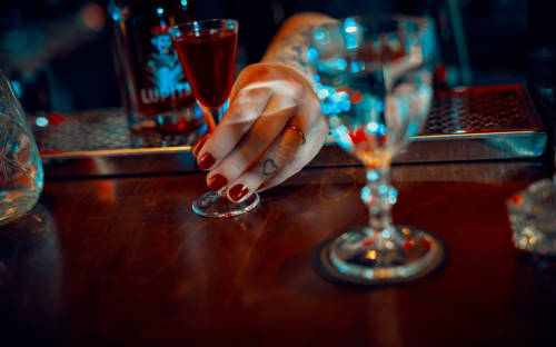 Hier werden die Drinks in kleinen Gläsern – den Chugs – serviert: The Chug Club / ©Marc Sill