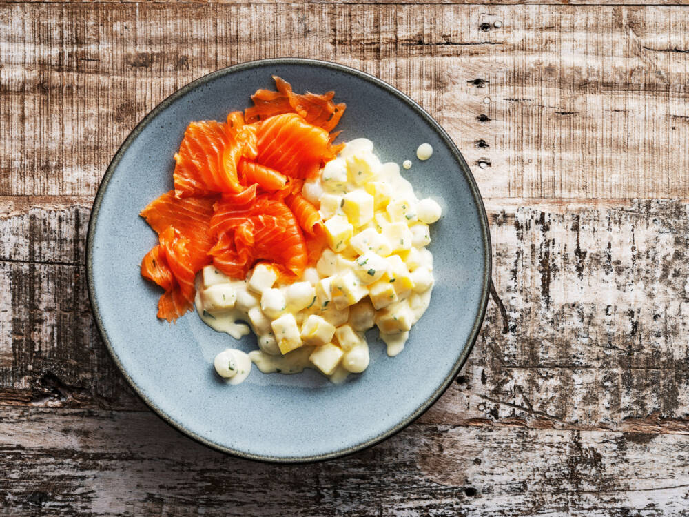 Kartoffelsalat mit Rahmdressing | Lachs gebeizt (Graved Lachs) / ©Andrea Thode/Brandstätter Verlag