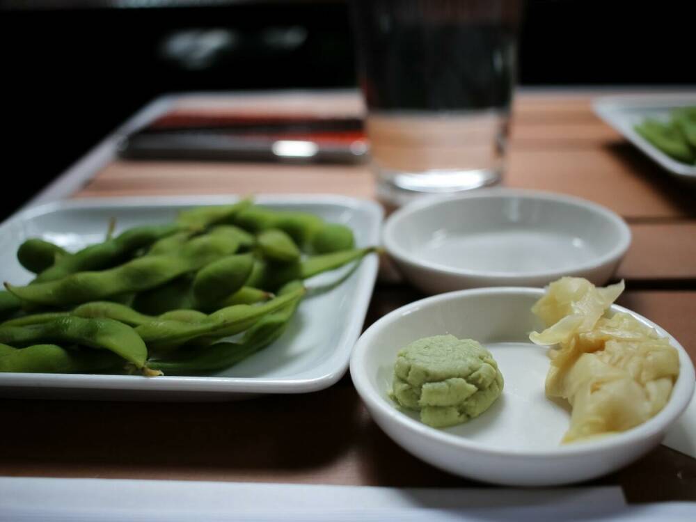 Salzige Edamame, scharfe Wasabi-Paste und frischer Ingwer gehören zum Besuch bei Milo Sushi & Steak / ©Unsplash/Crystal Jo