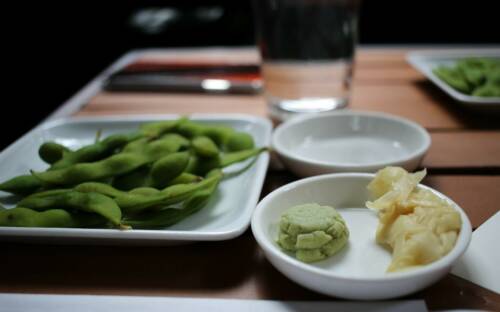 Salzige Edamame, scharfe Wasabi-Paste und frischer Ingwer gehören zum Besuch bei Milo Sushi & Steak / ©Unsplash/Crystal Jo