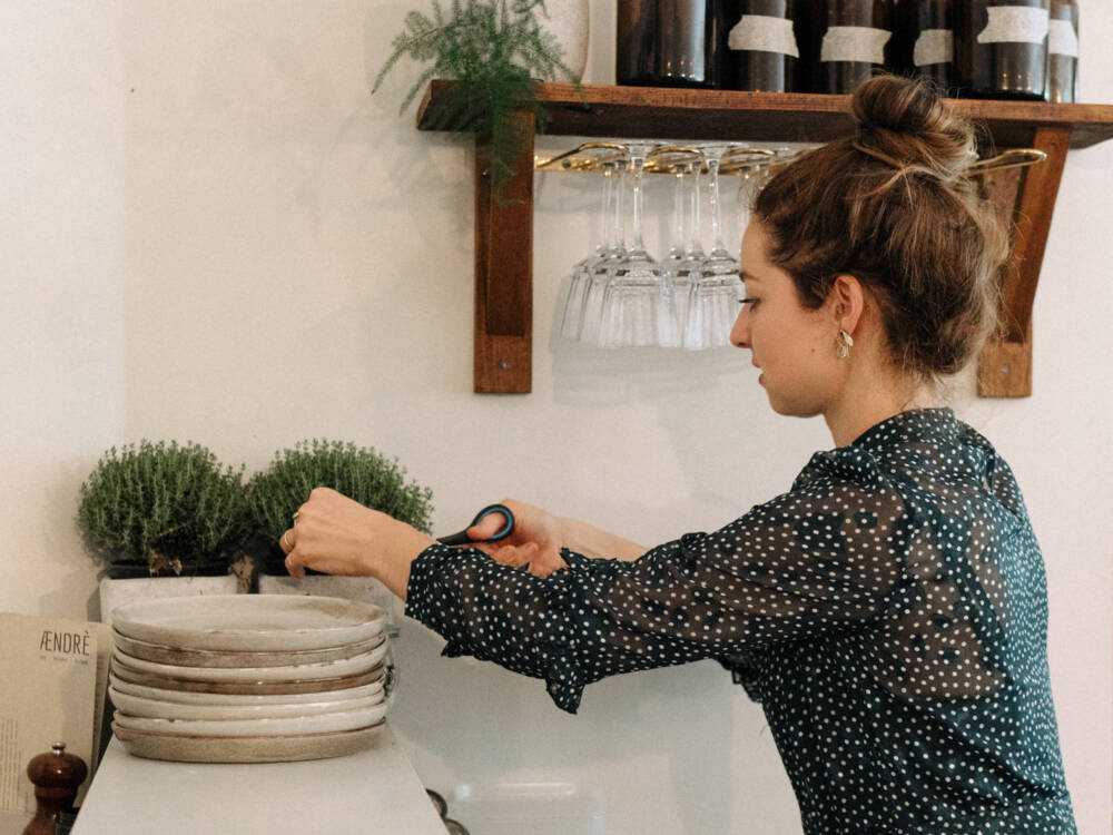 Speisen zwischen Holzmobiliar, großen Einmachgläsern und unverputzten Wänden im  Ændrè / ©Marc Sill