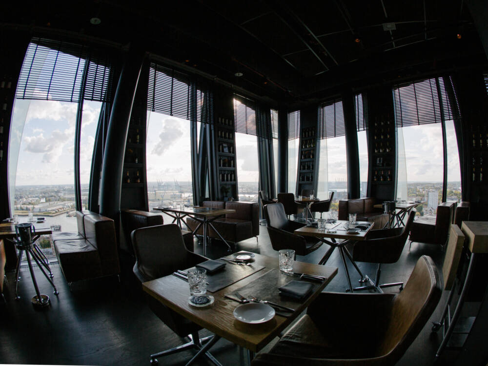 Spektakulärer Ausblick bei kreativen Drinks und Cocktails: das Clouds in den Tanzenden Türmen / ©David Strüning