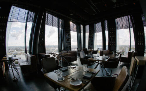 Spektakulärer Ausblick bei kreativen Drinks und Cocktails: das Clouds in den Tanzenden Türmen / ©David Strüning