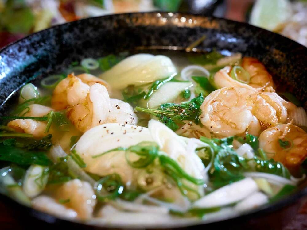 Traditionelle Suppen mit leckeren Meeresfrüchten in der Ukitchen /© Marc Sill