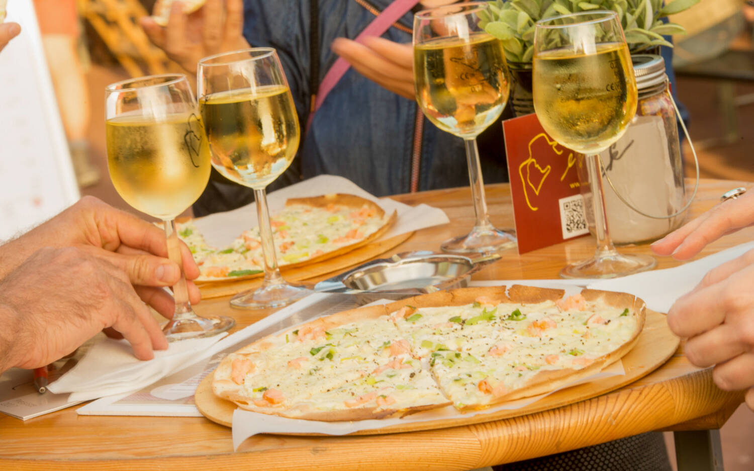 Traumhaftes Duo: Wein und Flammkuchen / ©Marius Roeer