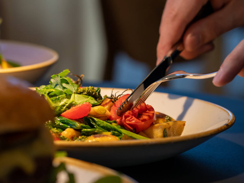 Wer im Restaurant Burg isst, kann sich auf regionale Produkte freuen / © B.U.R.G / Sebastian Westphal