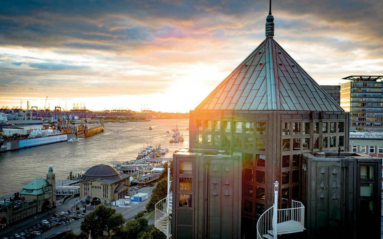 Wer sich hoch traut, wird mit einem grandiosen Ausblick und guten Cocktails belohnt: Tower Bar / ©HotelHafenHamburg/Andrea Flak