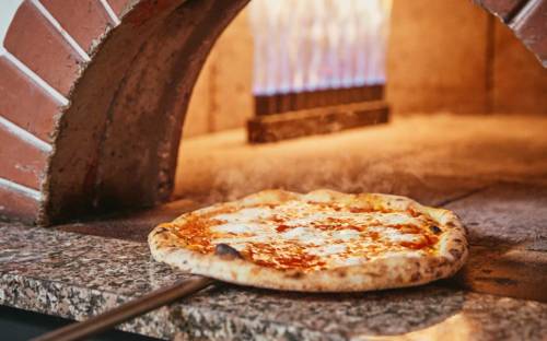 Blitzschnell zur knusprigen Pizza bei Tazzi Pizza / ©Robert Schlossnickel