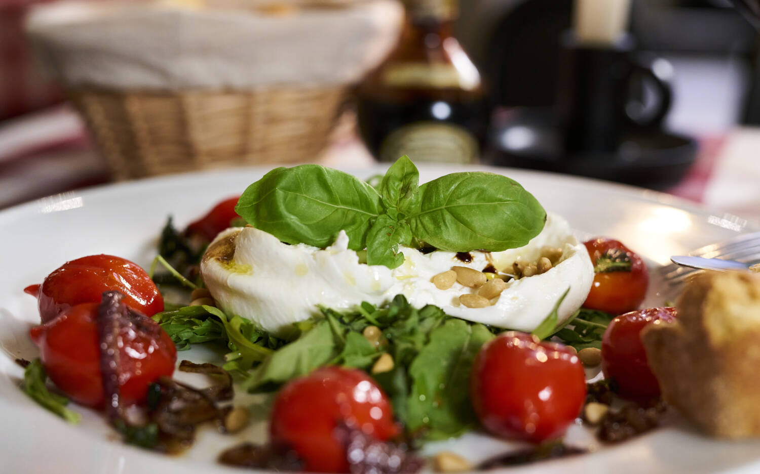 Cremiger Burrata mit Tomaten-Basilikum-Beilage  / ©Marc Sill