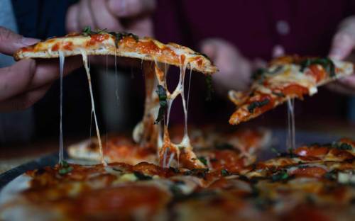 Da neigt sich der Pizzaboden: Balducci / ©Unsplash/Brenna Huff