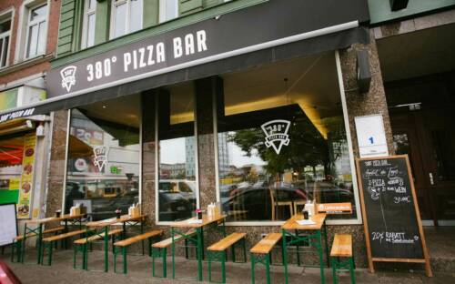Direkt am Bahnhof Altona serviert die 380 Grad Pizza Bar frische Pizza / ©David Strüning