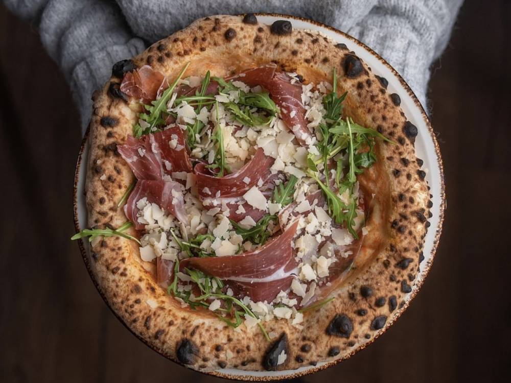 Echt neapolitanisch: Die Pizza von 60 seconds to Napoli hat einen fluffigen Rand und besteht nur aus italienischen Produkten / ©60 seconds to Napoli