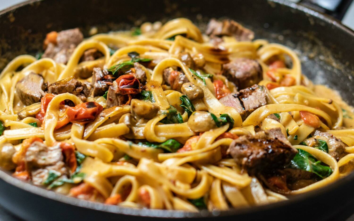 Handgemachte Pasta gibt es beim La Famiglia in Quickborn /©Unsplash/amirali mirhashemian