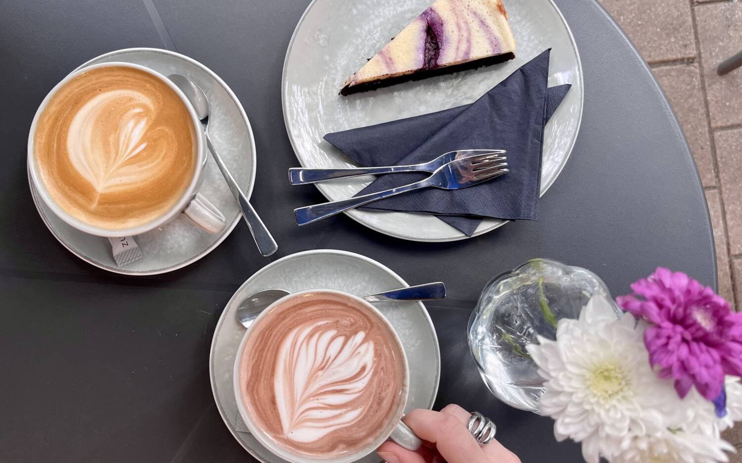 Heiße Getränke und frischer Kuchen: Das Caffino hat neu in Altona eröffnet / ©Genuss-Guide