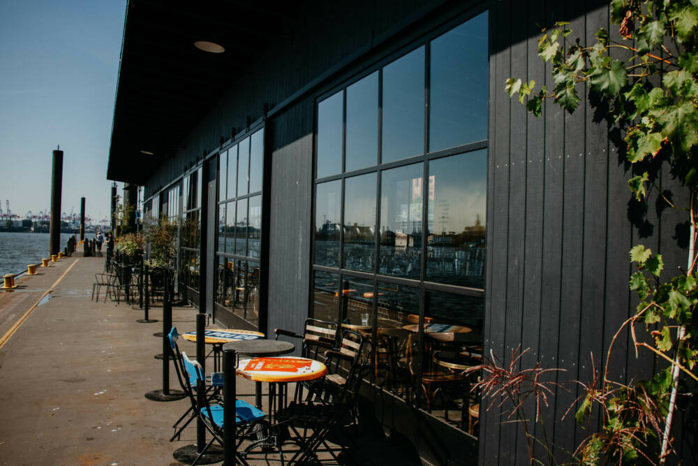 Im Liberté, dem Restaurant auf dem Fähranleger Fischmarkt, spürt man die Wellen / ©Johanna Zobel 