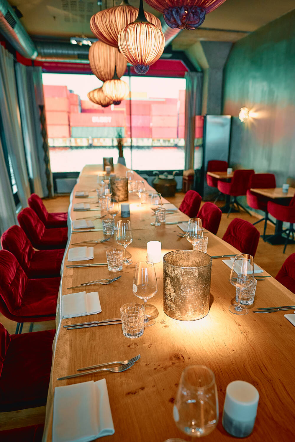 Im Restaurant Am Kai genießt man kosmopolitische Gerichte mit Blick auf die Hafencontainer / ©Marc Sill