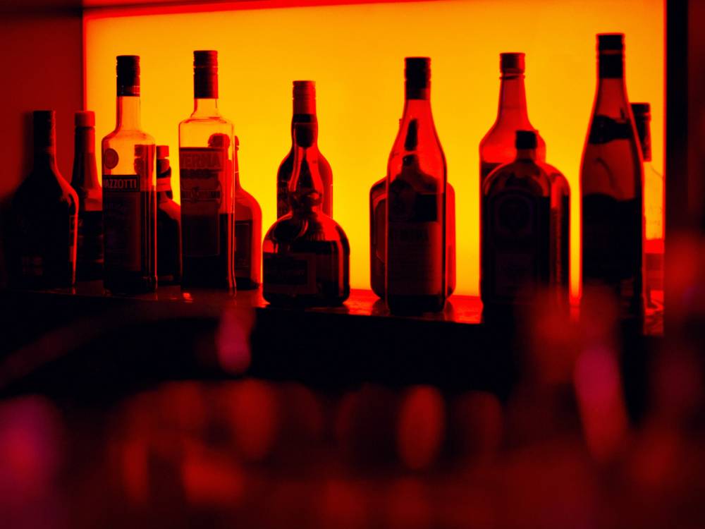 In der Minibar gibt es ausgefallene Drinks von Barkeeper und Gastgeber Jost / ©Unsplash Sérgio Alves Santos