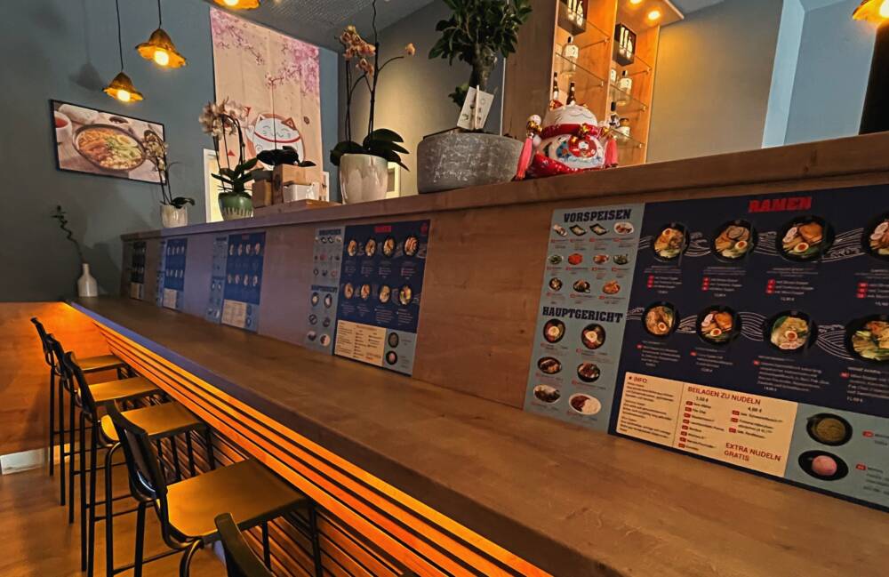 In einem Teil des Restaurants sitzt und isst man wie in einer traditionellen Ramen Bar / ©foodie_juli