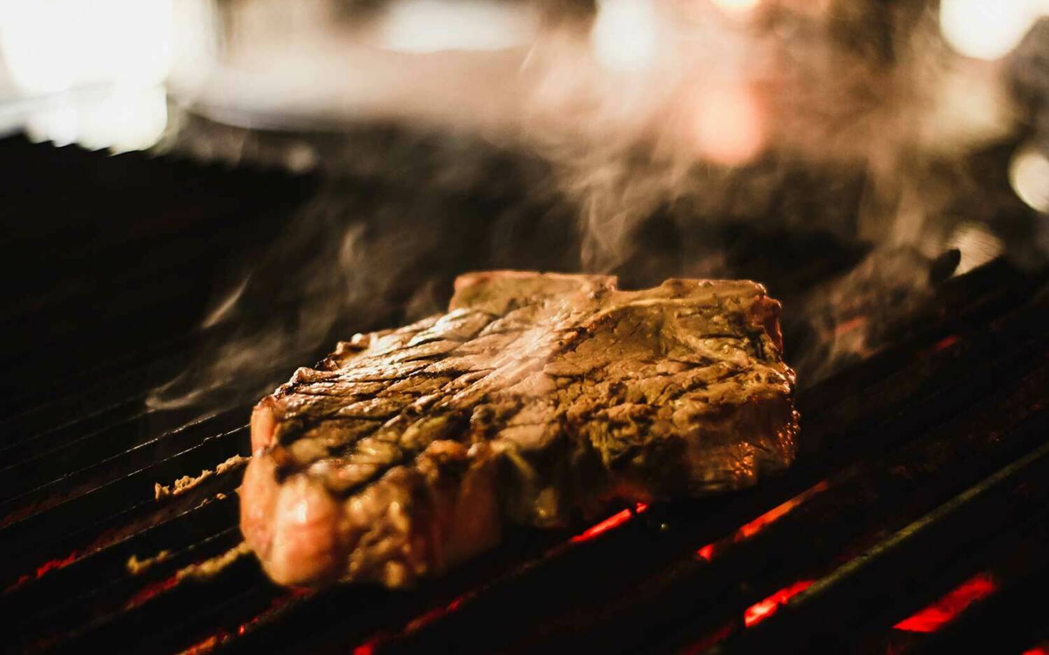  Joks Landhaus versorgt Fleischfans mit ordentlichen Steaks / ©Unsplash/Louis Hansel