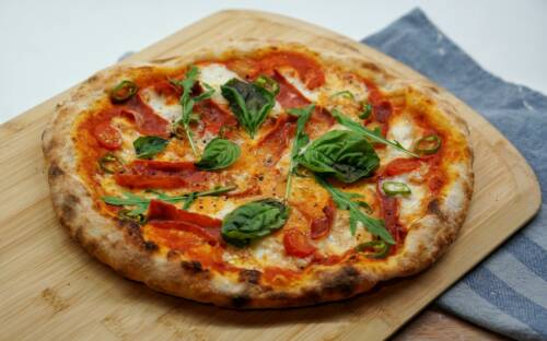 Krosser Rand und lockerer Teig: Pizza im Spezzagrano / ©Unsplash/amirali mirhashemian