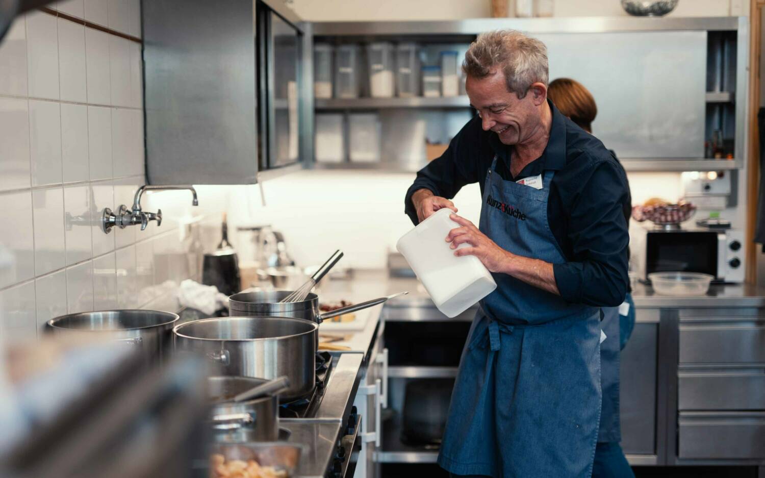 Küchenchef Ruprecht Schmidt in der Hospiz-Küche / ©Nico Vogelsaenger