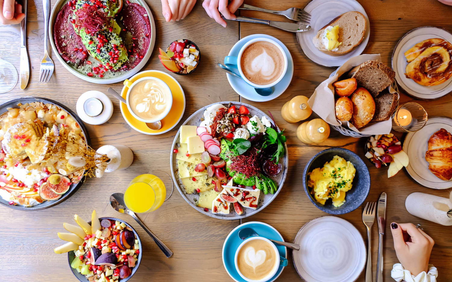 Perfekter Start in den Tag: Frühstück in Hamburg mit Bowls, Brötchen und Kaffee / ©Mit Herz und Zucker