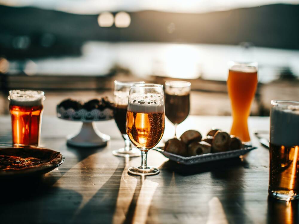 Prost – auf einen gemütlichen Abend im Nova in Harburg / ©Unsplash/Helena Lopes