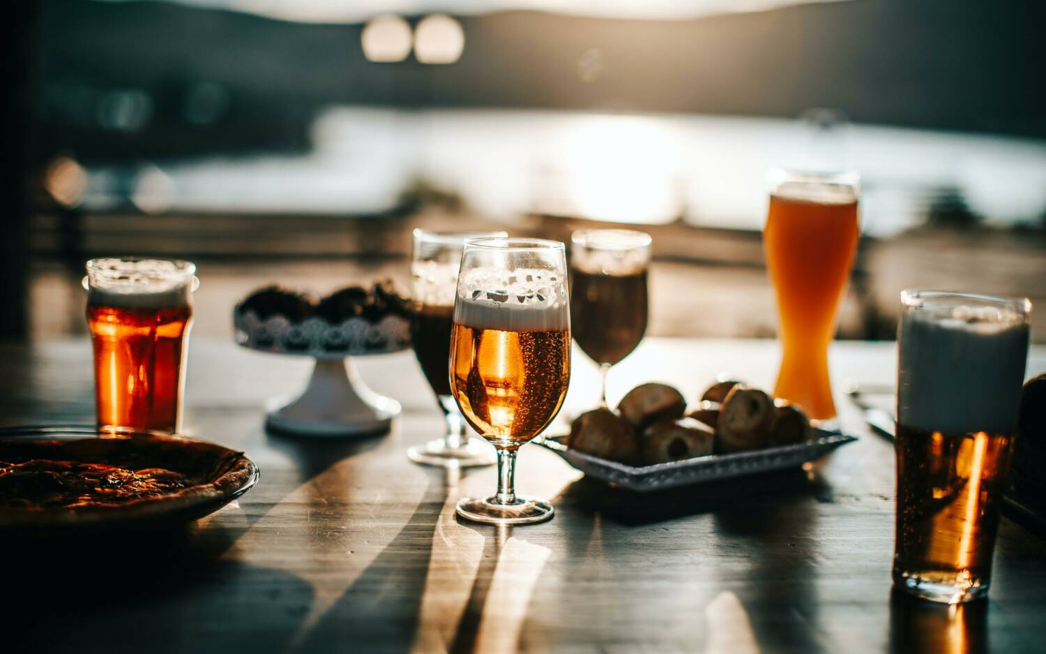 Prost – auf einen gemütlichen Abend im Nova in Harburg / ©Unsplash/Helena Lopes