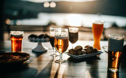 Prost – auf einen gemütlichen Abend im Nova in Harburg / ©Unsplash/Helena Lopes