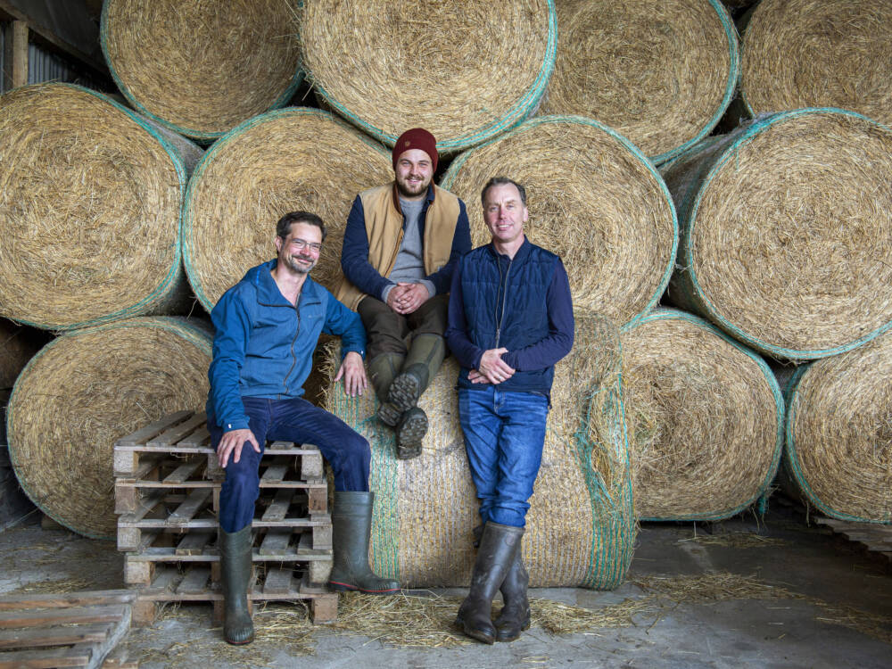 Ulf Schönheim (links) und Malte Bombien leiten die Regionalwert AG Hamburg. Landwirt Tobias Carstens (Mitte) ist Partner der ersten Stunde / ©Uta Gleiser Photography