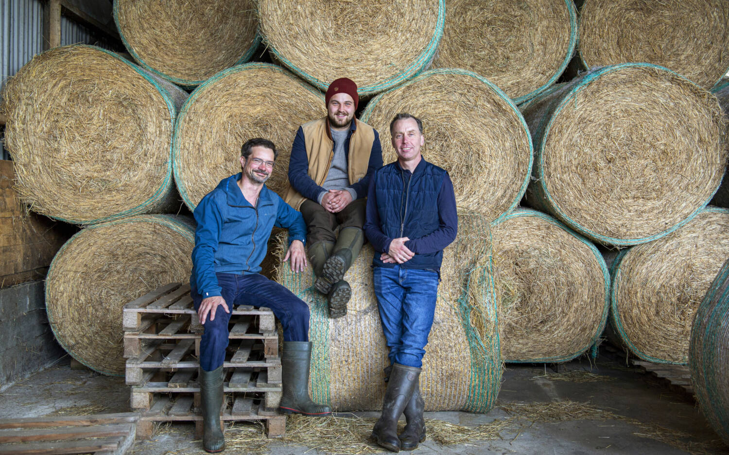 Ulf Schönheim (links) und Malte Bombien leiten die Regionalwert AG Hamburg. Landwirt Tobias Carstens (Mitte) ist Partner der ersten Stunde / ©Uta Gleiser Photography