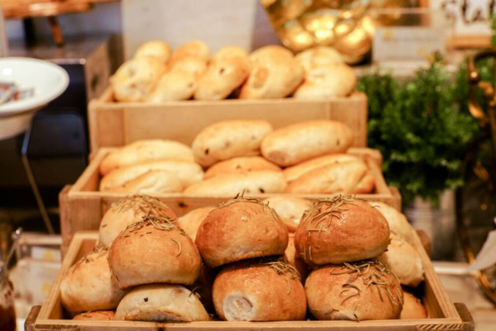 45 verschiedene Brötchensorten werden im Café Reinhardt täglich gebacken / ©Unsplash/Jem Sahagun