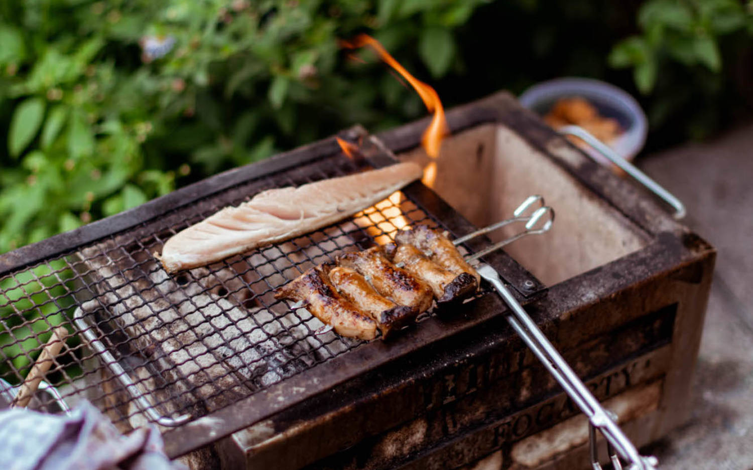 Viel Aroma: Makrele und Gemüsespieße werden auf einem Kohlegrill vor dem Restaurant zubereitet / ©Salt&Silver