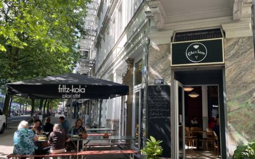 Zwischen Döner-Läden, Buchhandlungen und Apotheken der Großen Bergstraße hat Mitte August das Restaurant Chez Sam eröffnet / ©Genuss-Guide