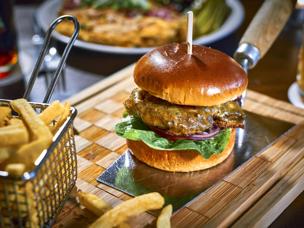 Biergartenküche im Bahnhofsgebäude: Das Barmbeker Schachcafe in Barmbek / ©Marc Sill