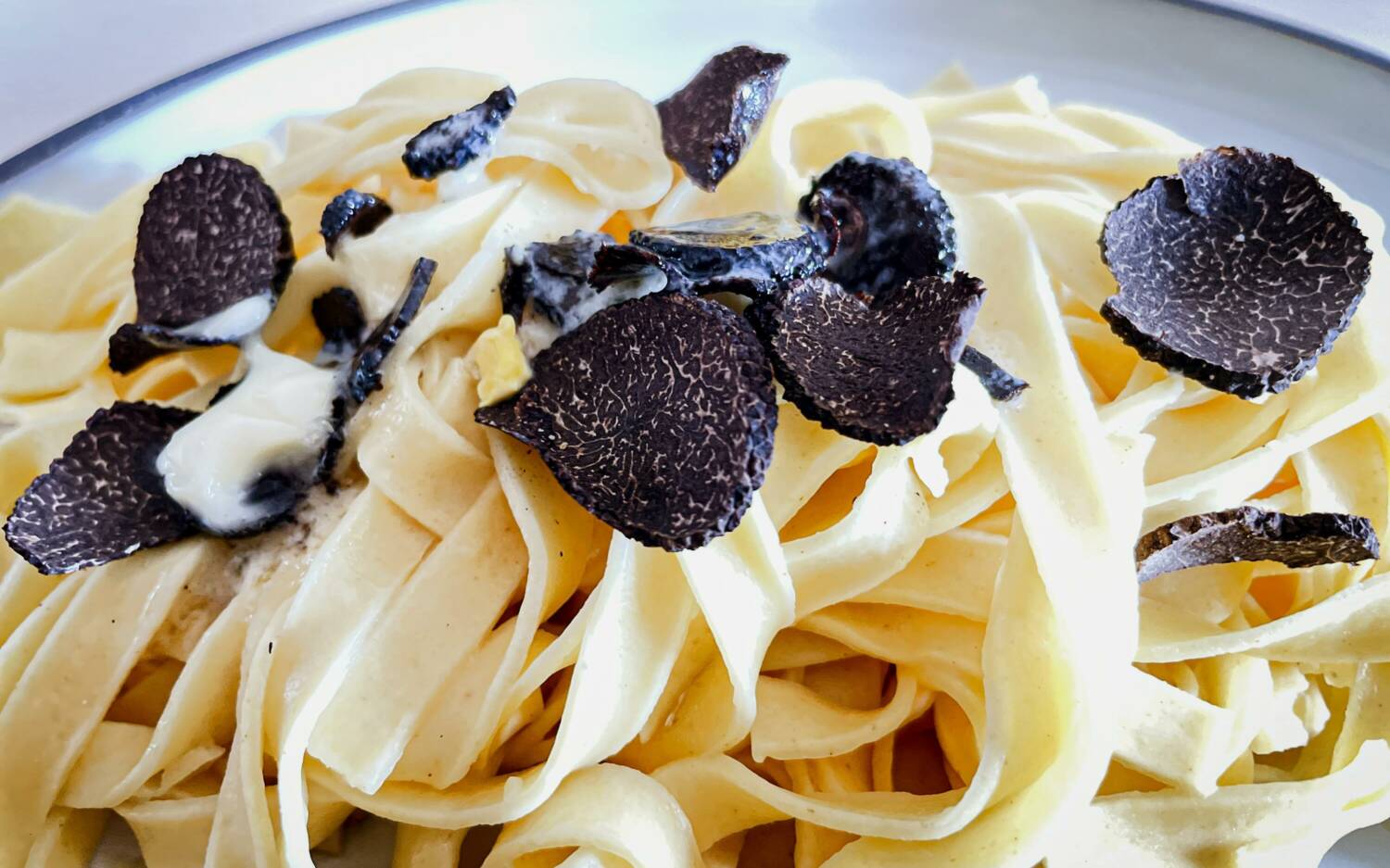 Im Aroma Bistro gibt es die Pasta auch mit hochwertigem Trüffel / ©Unsplash/Jametlene Reskp