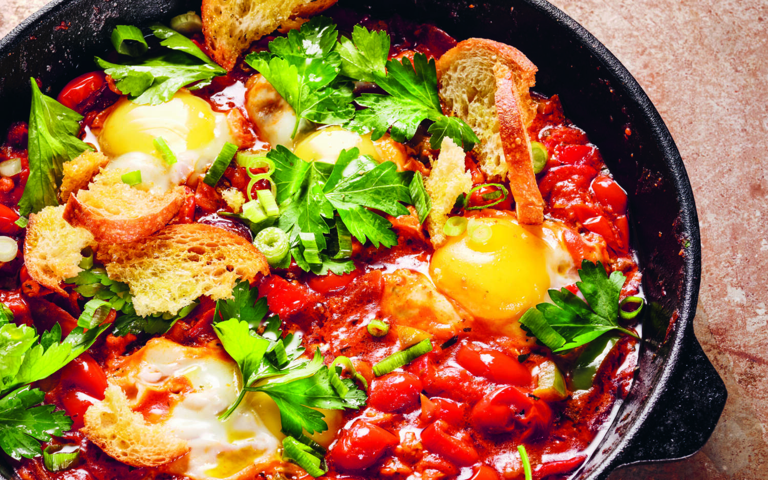 Ordentlich Knoblauch, Zwiebeln und Ei: Tim Mälzers Shakshuka / ©Reinhard Hunger